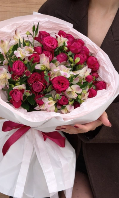 Микс с розами и альстромерией «Клюквенное эхо»