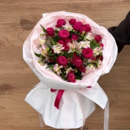 Микс с розами и альстромерией &laquo;Клюквенное эхо&raquo; 1