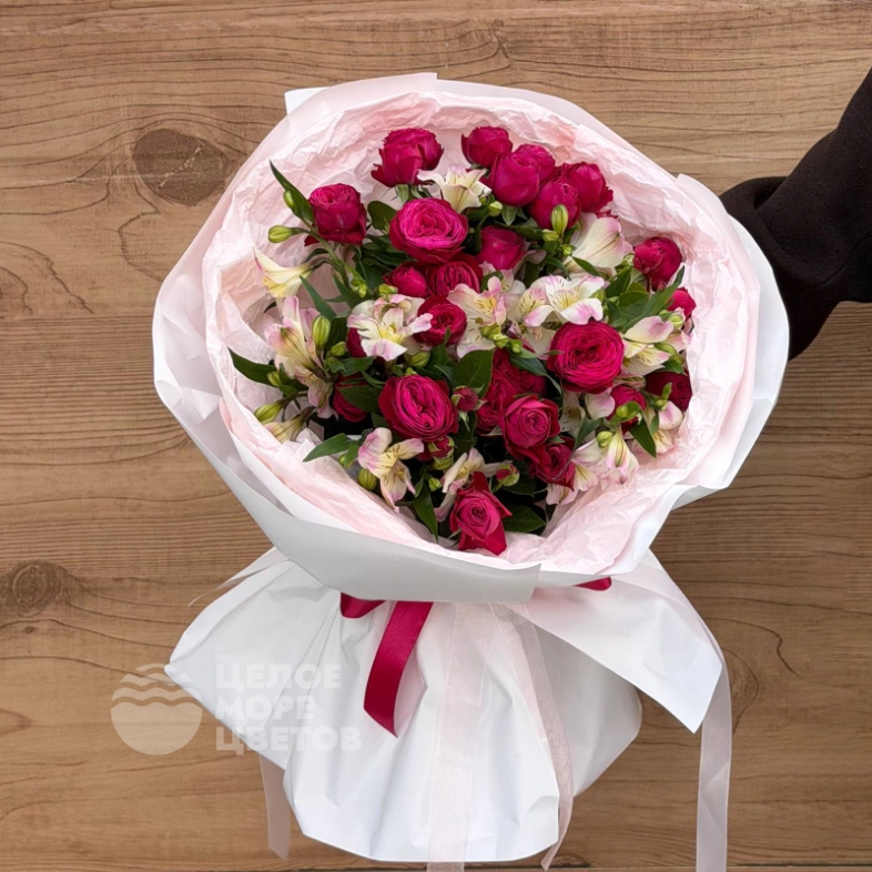 Микс с розами и альстромерией &laquo;Клюквенное эхо&raquo;