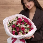 Микс с розами и альстромерией &laquo;Клюквенное эхо&raquo; 2