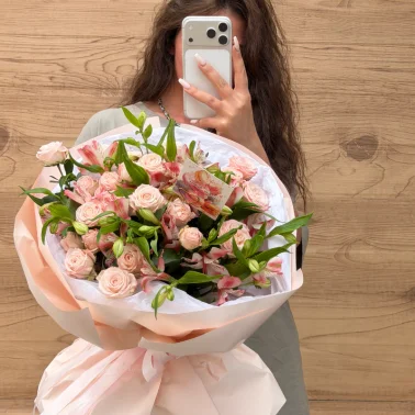 Букет из пионовидной розочки и альстромерии