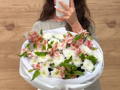 Нежный букет из хризантем и альстромерий